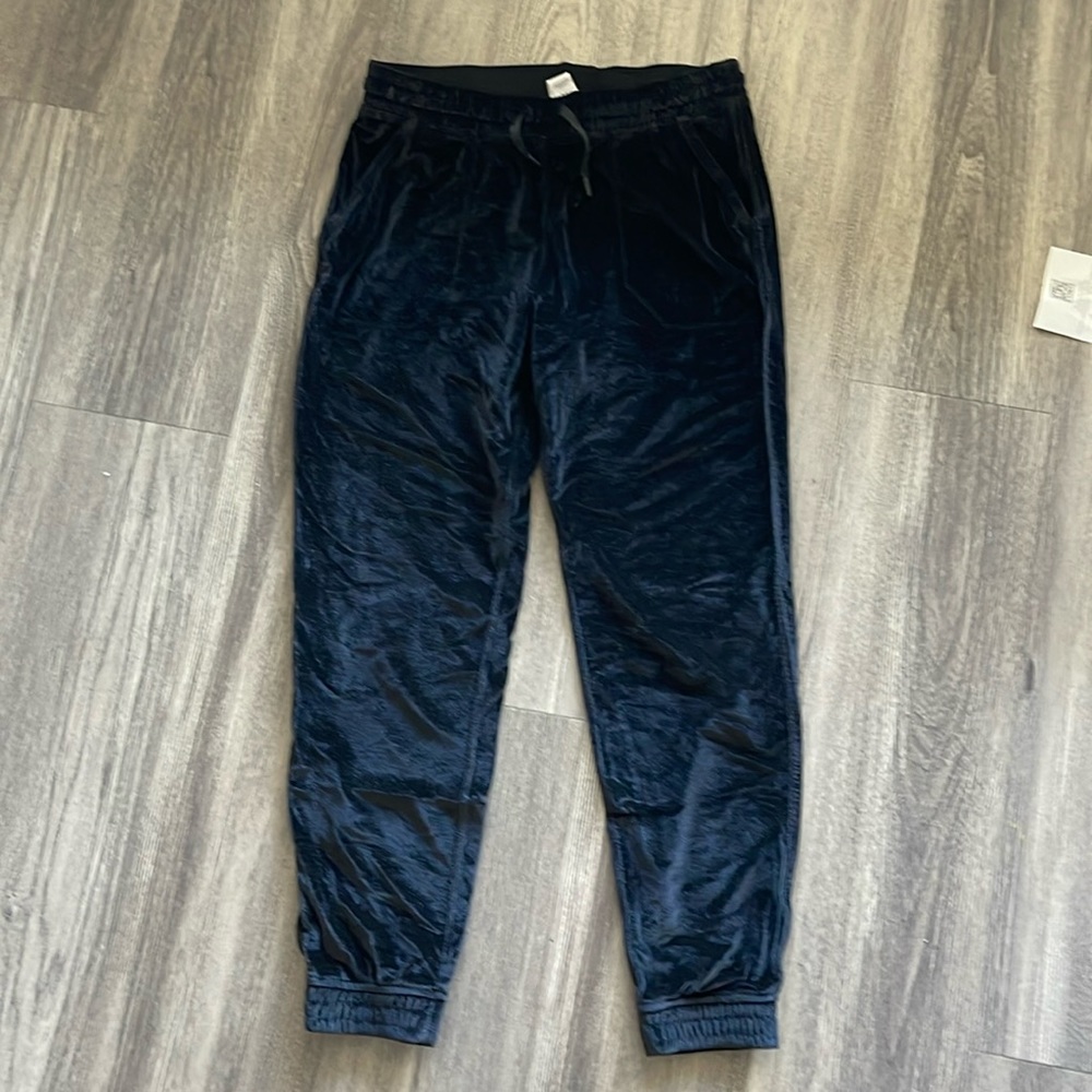 Ivivva black velour joggers
